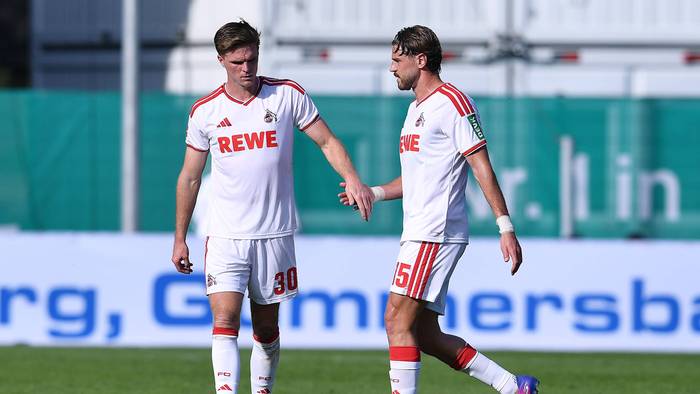 Marius Bülter klatscht mit Imad Rondic ab.