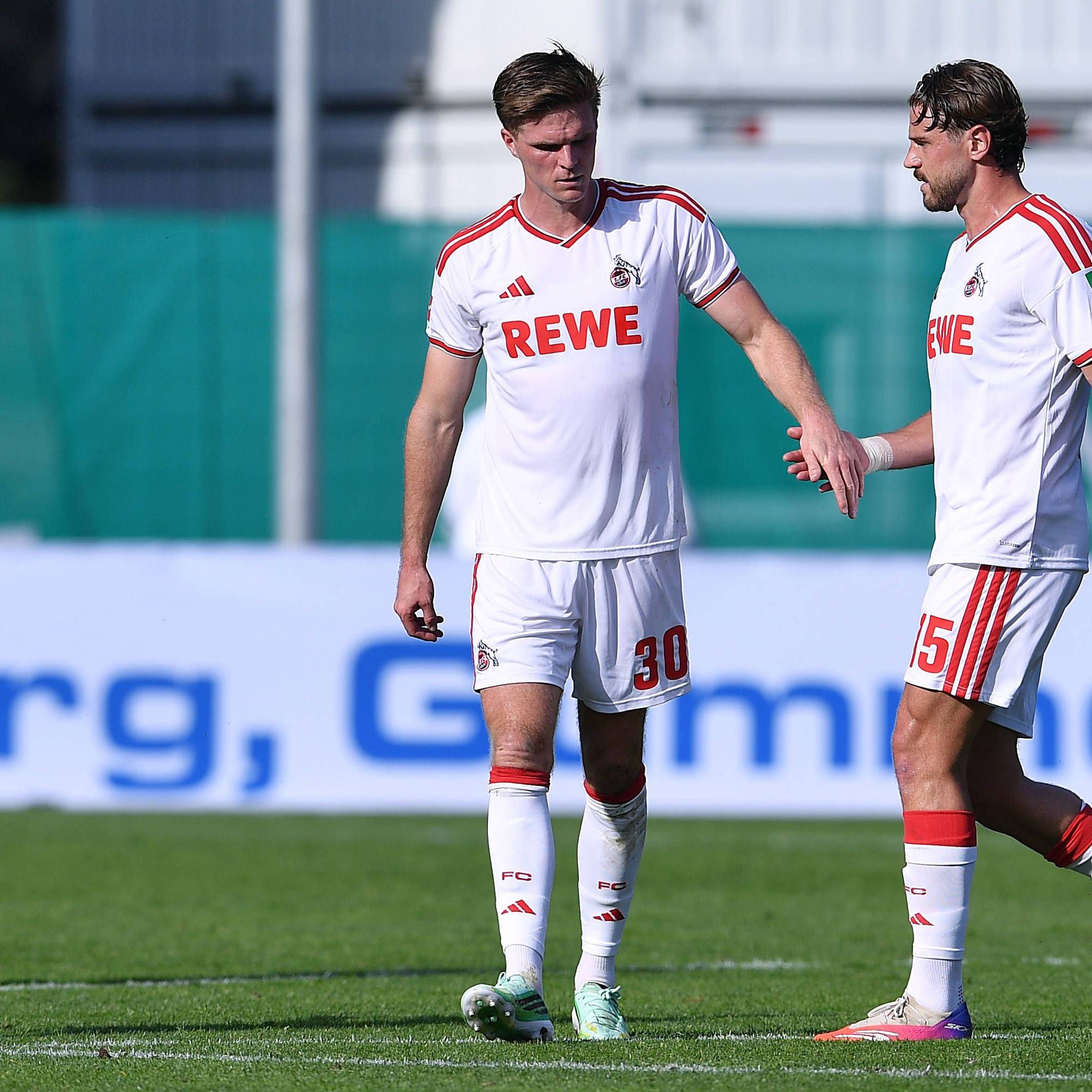 Marius Bülter klatscht mit Imad Rondic ab.