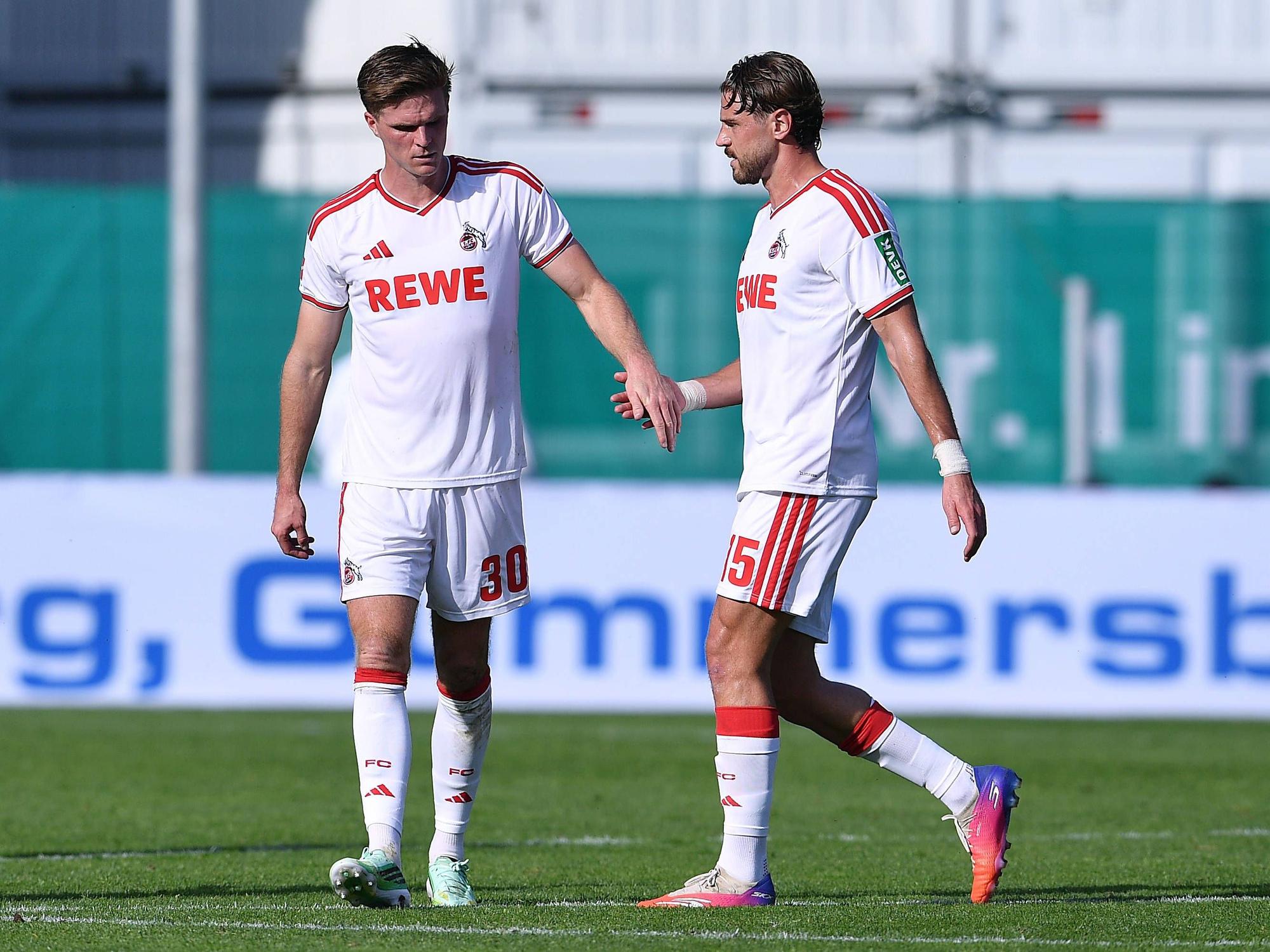 Marius Bülter klatscht mit Imad Rondic ab.