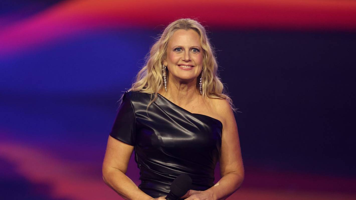 Beruflich wirft sich Barbara Schöneberger gerne in Schale, privat darf's auch mal der Bademantel sein. (Bild: Getty Images / Adam Berry)