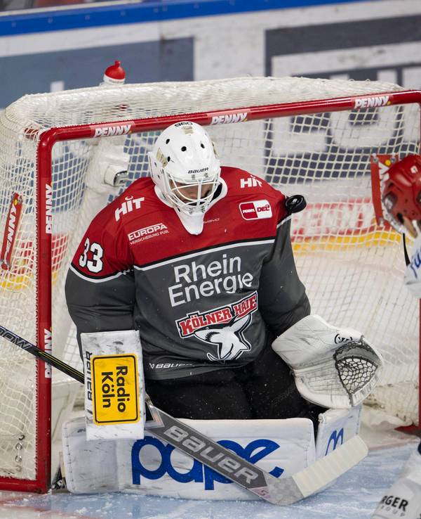 Nico Wiens pariert einen Schuss von Alexander Karachun.