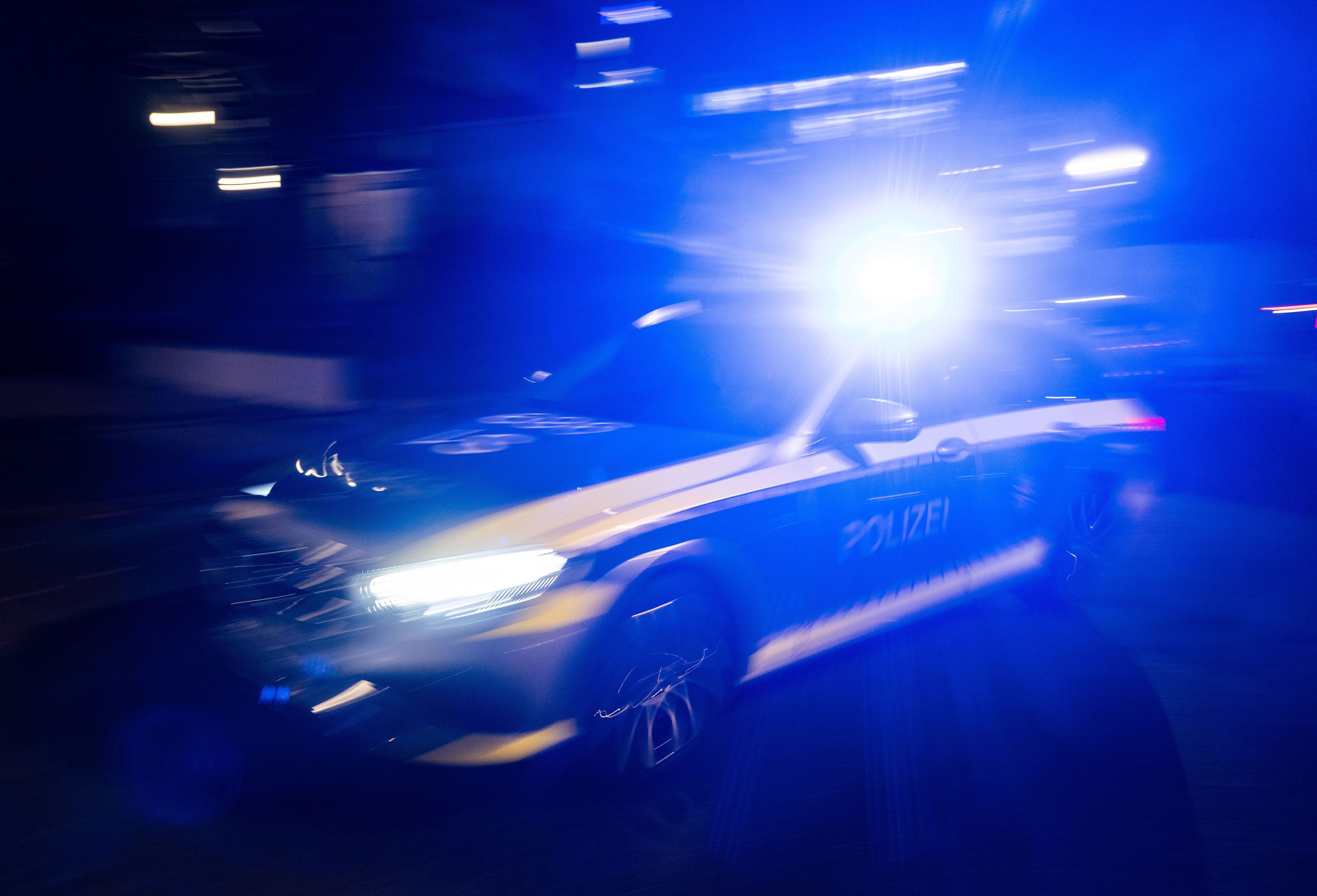 Der Fahrer flüchtet über mehrere Städte in Richtung Kamen, mit Kindern im Auto. (Symbolbild)