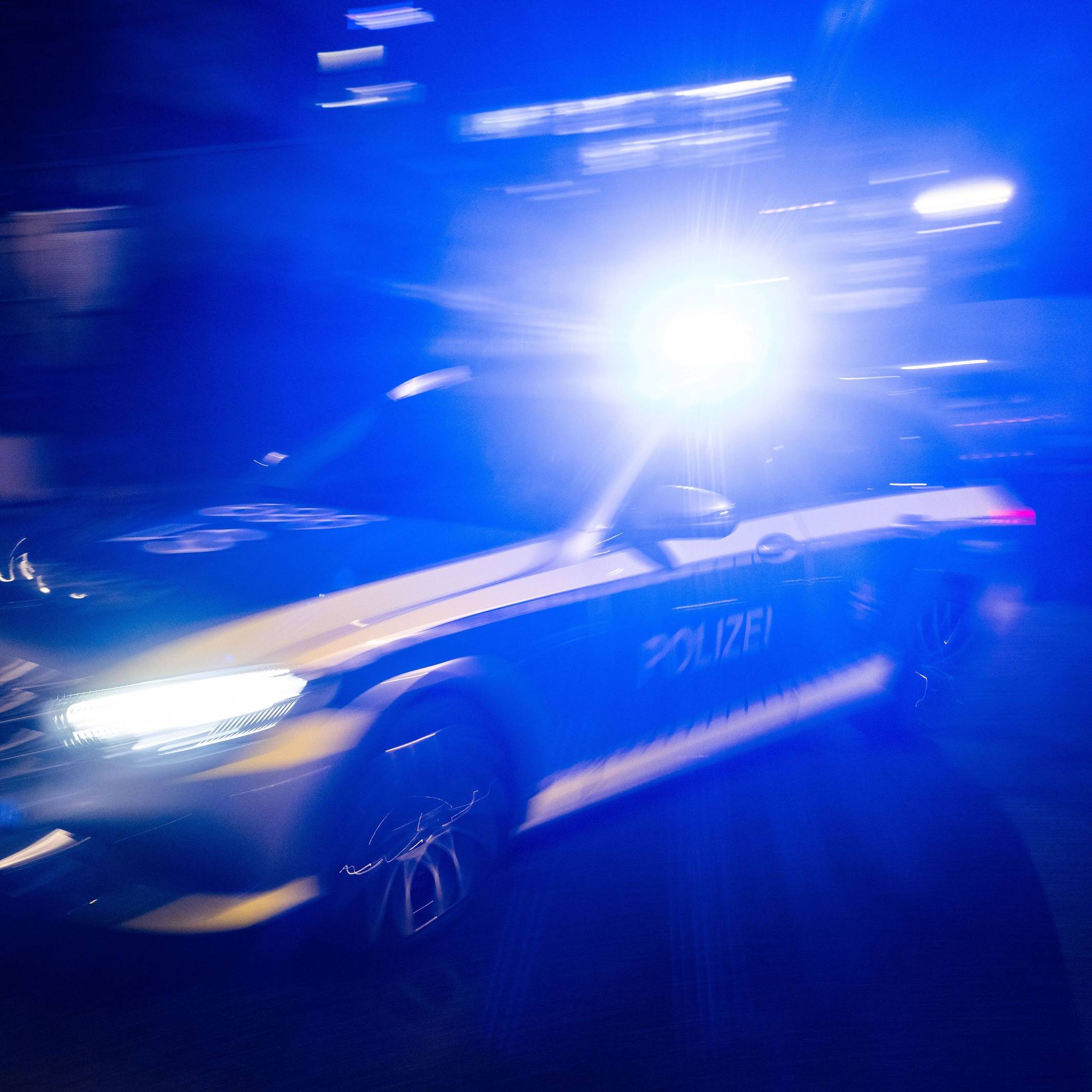 Der Fahrer flüchtet über mehrere Städte in Richtung Kamen, mit Kindern im Auto. (Symbolbild)
