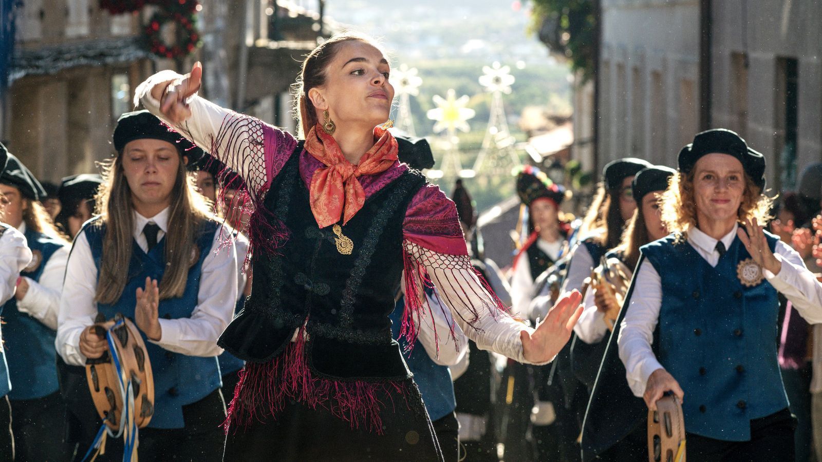 Andrea (Judith Fernández) führt die Rondalla für ihre Heimatstadt an.  (Bild: Alamode/Manuel Fernandez-Valdes/Mr. Fields and Friends Cinema/S.L Bambu Producciones/Rondallas Movie/A.I.E)