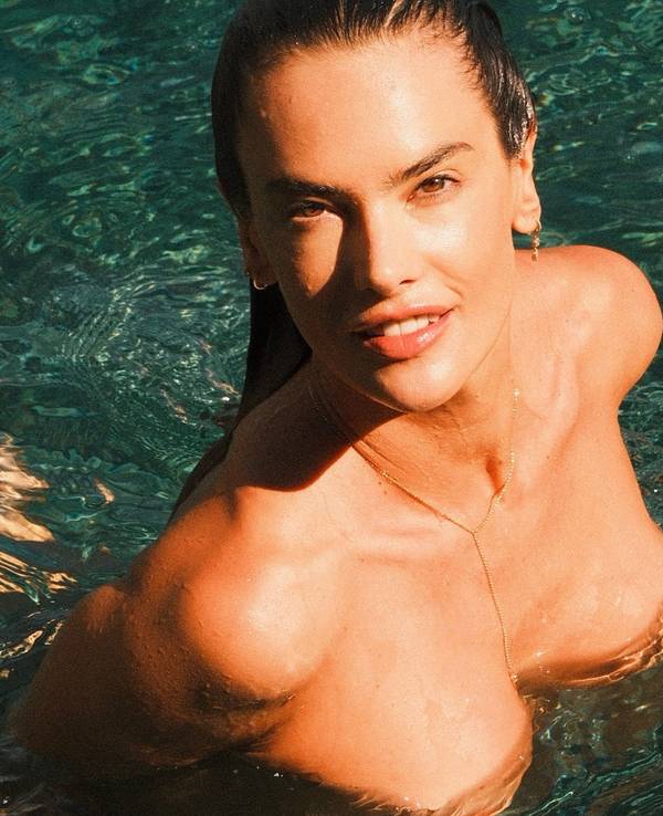 Model Alessandra Ambrosio zeigt sich auf Instagram ziemlich freizügig im Meer.