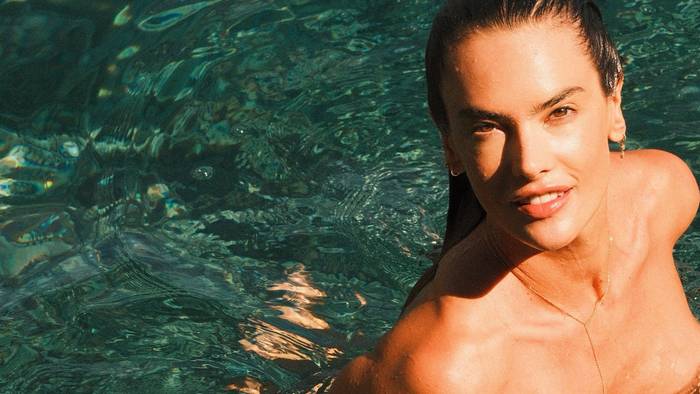 Model Alessandra Ambrosio zeigt sich auf Instagram ziemlich freizügig im Meer.