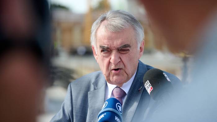 Herbert Reul, Innenminister von Nordrhein-Westfalen, hat sich die Hüfte gebrochen.
