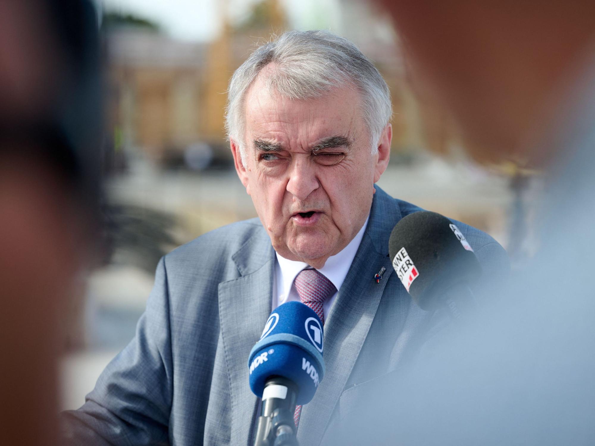 Herbert Reul, Innenminister von Nordrhein-Westfalen, hat sich die Hüfte gebrochen.