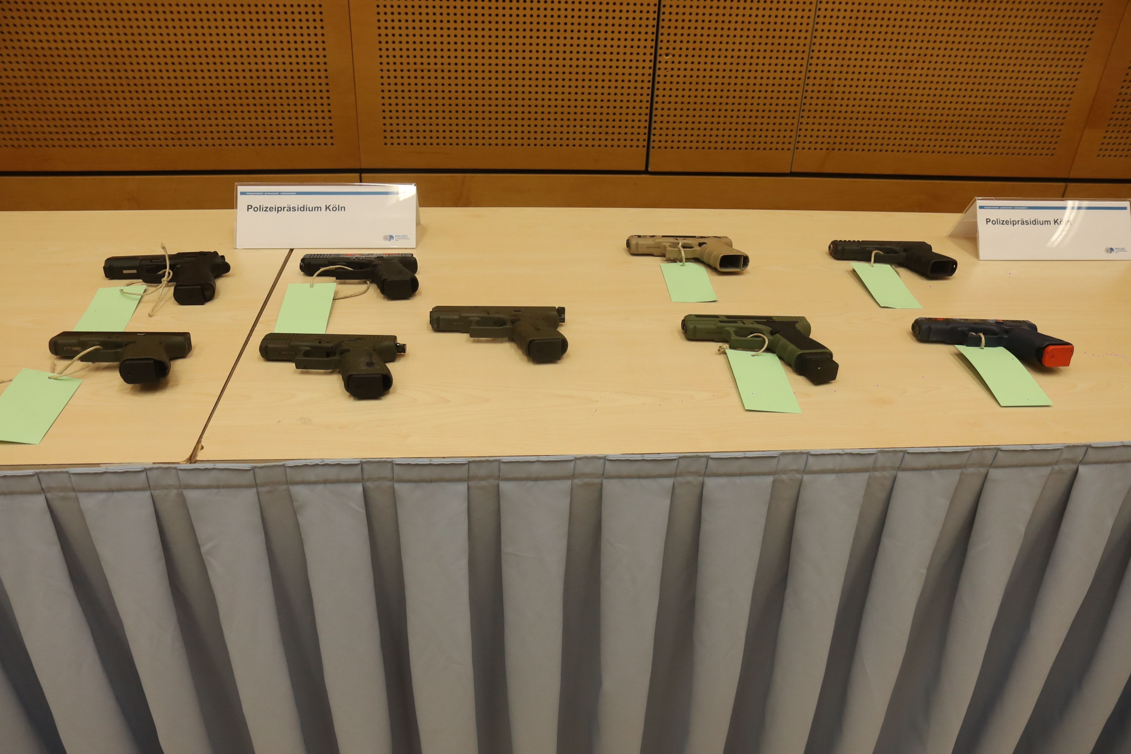 Bei der Razzia wurden auch zahlreiche Waffen sichergestellt.
