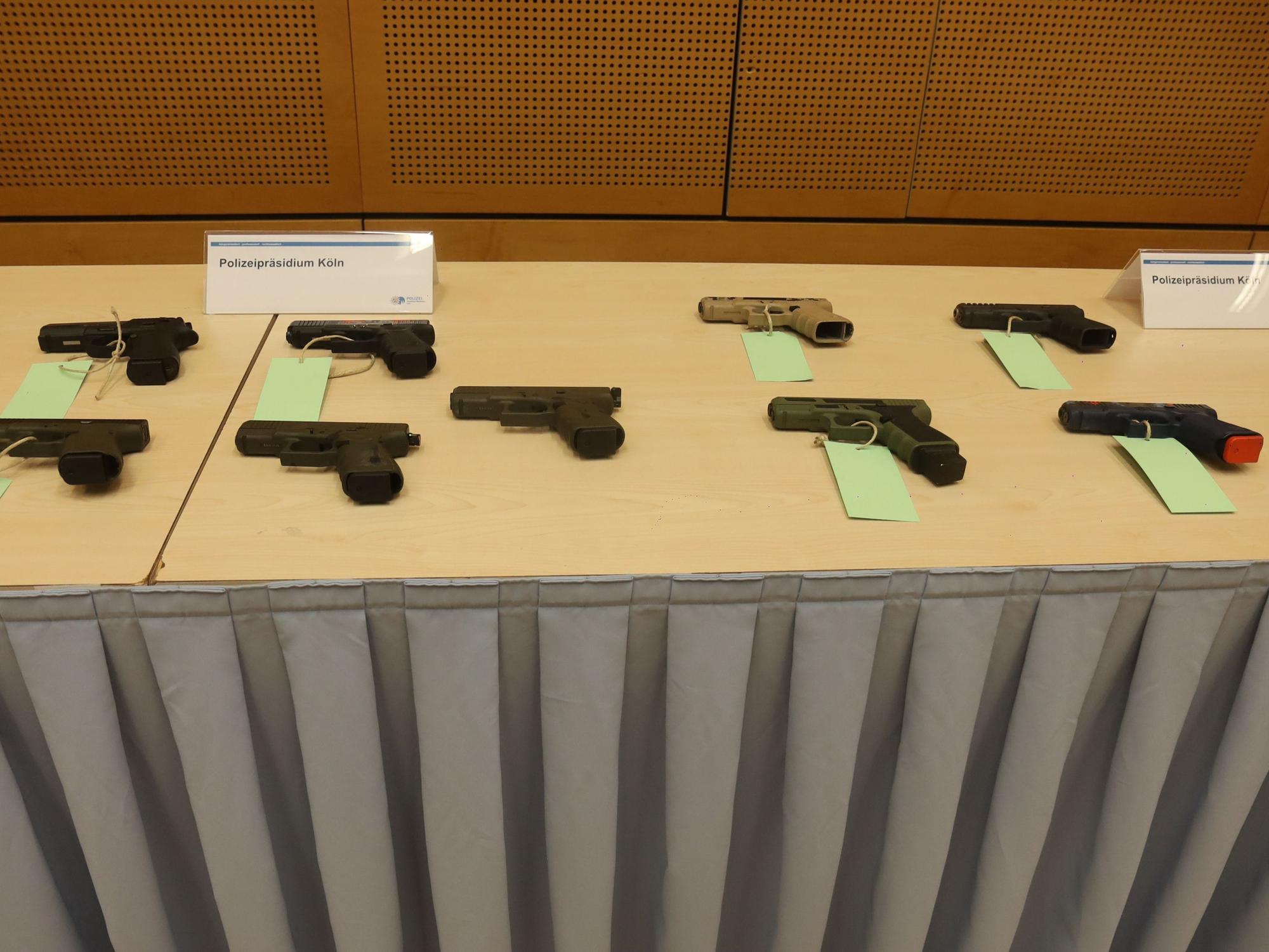 Bei der Razzia wurden auch zahlreiche Waffen sichergestellt.