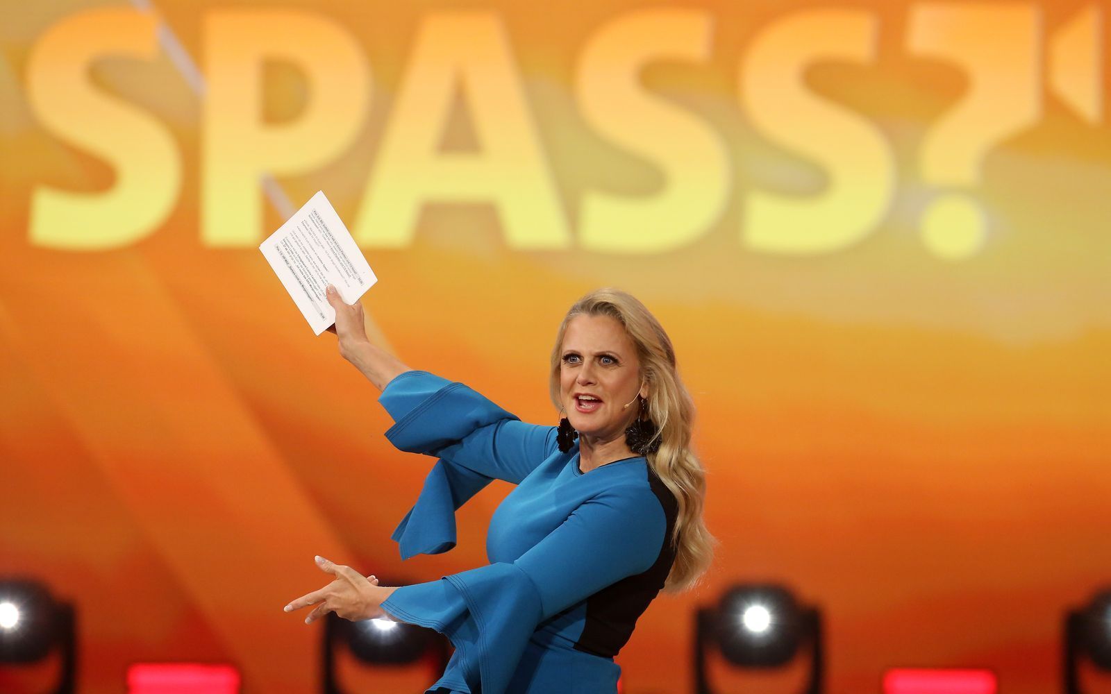 Einst gab es das Lagerfeuerfernsehen, heute sagt Barbara Schöneberger: „So lange noch ein Fernseher bei den Leuten zu Hause steht, haben wir die Hoffnung, dass sich die Familie davor einfindet.“ (Bild: 2022 Getty Images/Adam Berry)