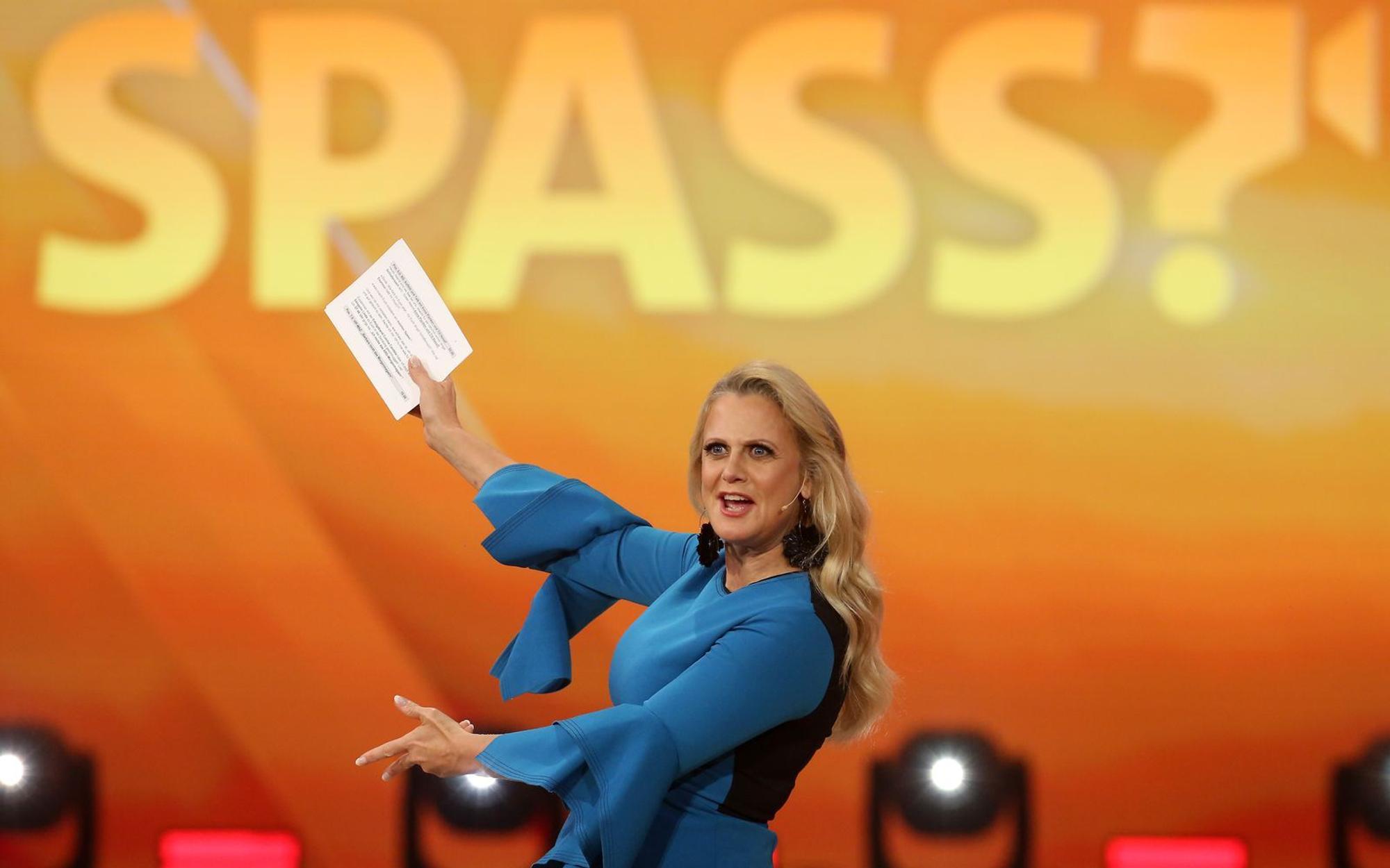 Einst gab es das Lagerfeuerfernsehen, heute sagt Barbara Schöneberger: „So lange noch ein Fernseher bei den Leuten zu Hause steht, haben wir die Hoffnung, dass sich die Familie davor einfindet.“ (Bild: 2022 Getty Images/Adam Berry)