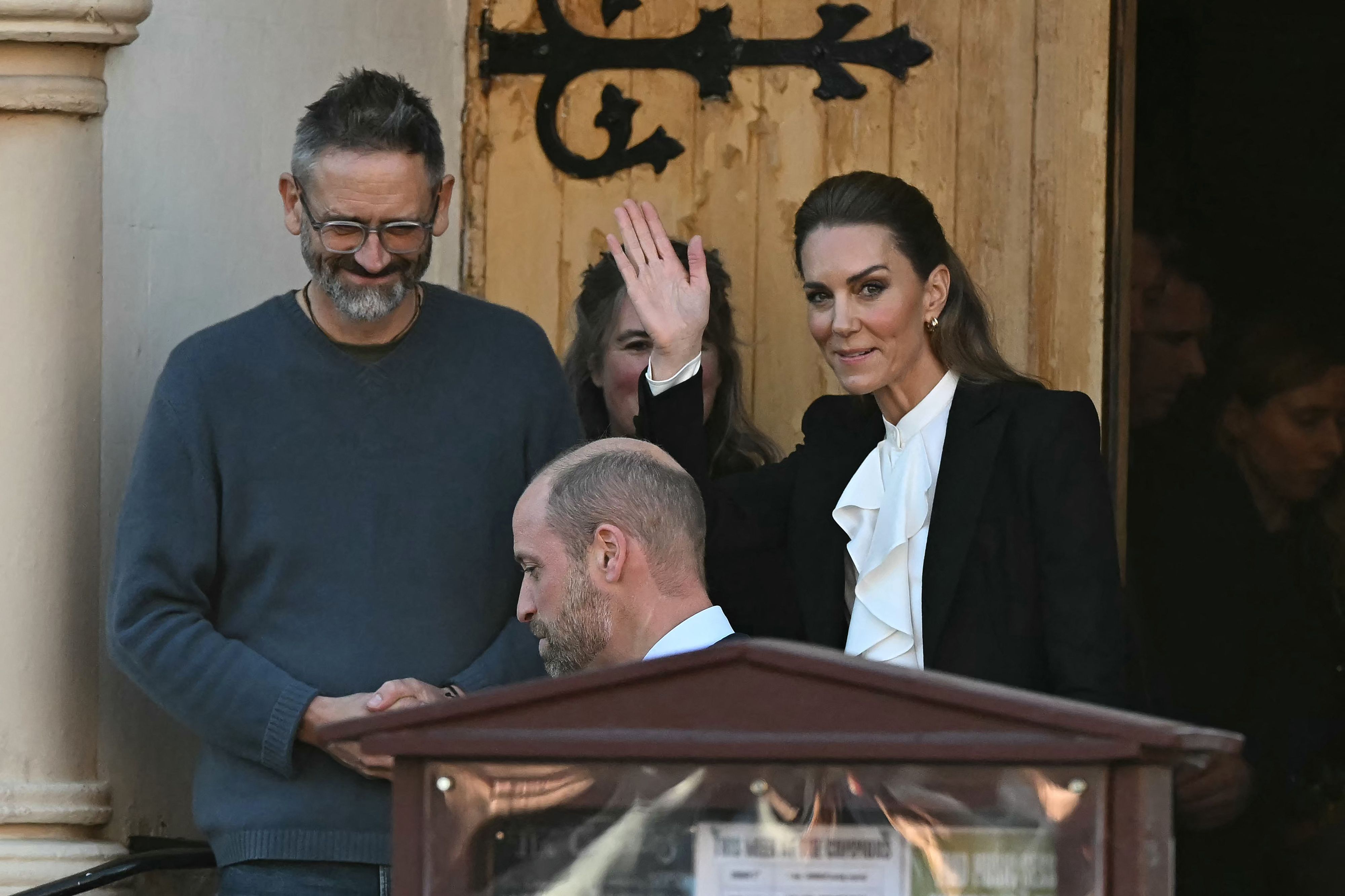 Prinzessin Kate winkt den Fotografen und Royal-Fans.