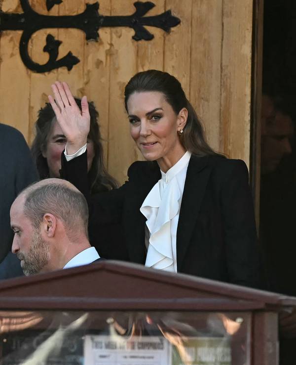 Prinzessin Kate winkt den Fotografen und Royal-Fans.