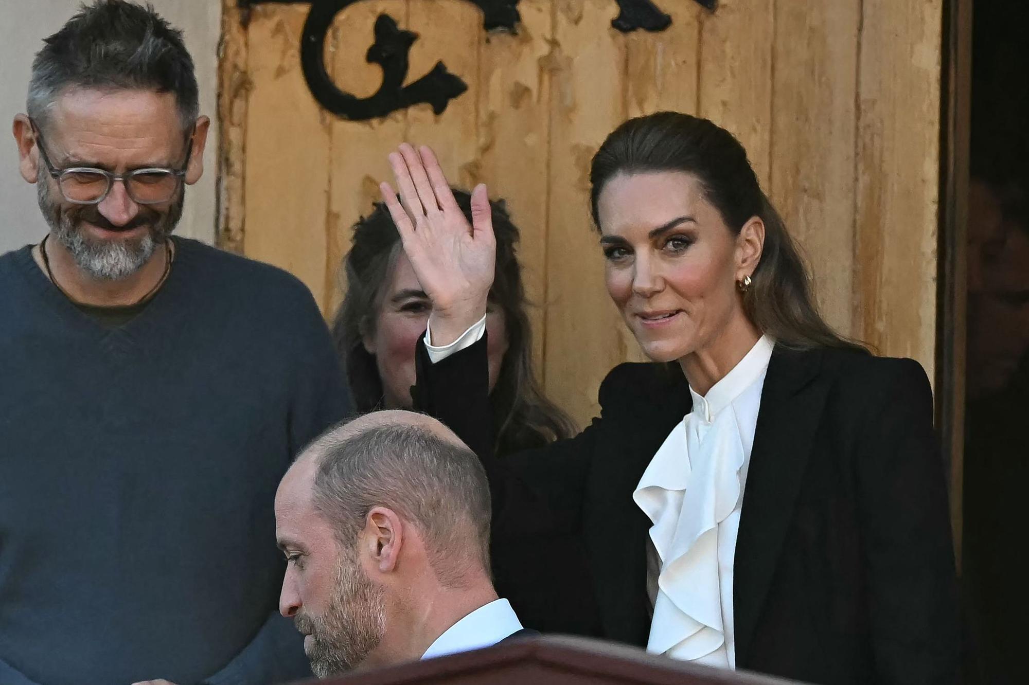 Prinzessin Kate winkt den Fotografen und Royal-Fans.