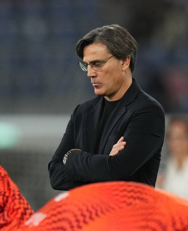 Vincenzo Montella steht mit verschränkten Armen hinter seinen Spielern.