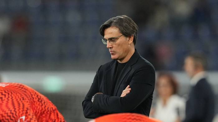 Vincenzo Montella steht mit verschränkten Armen hinter seinen Spielern.