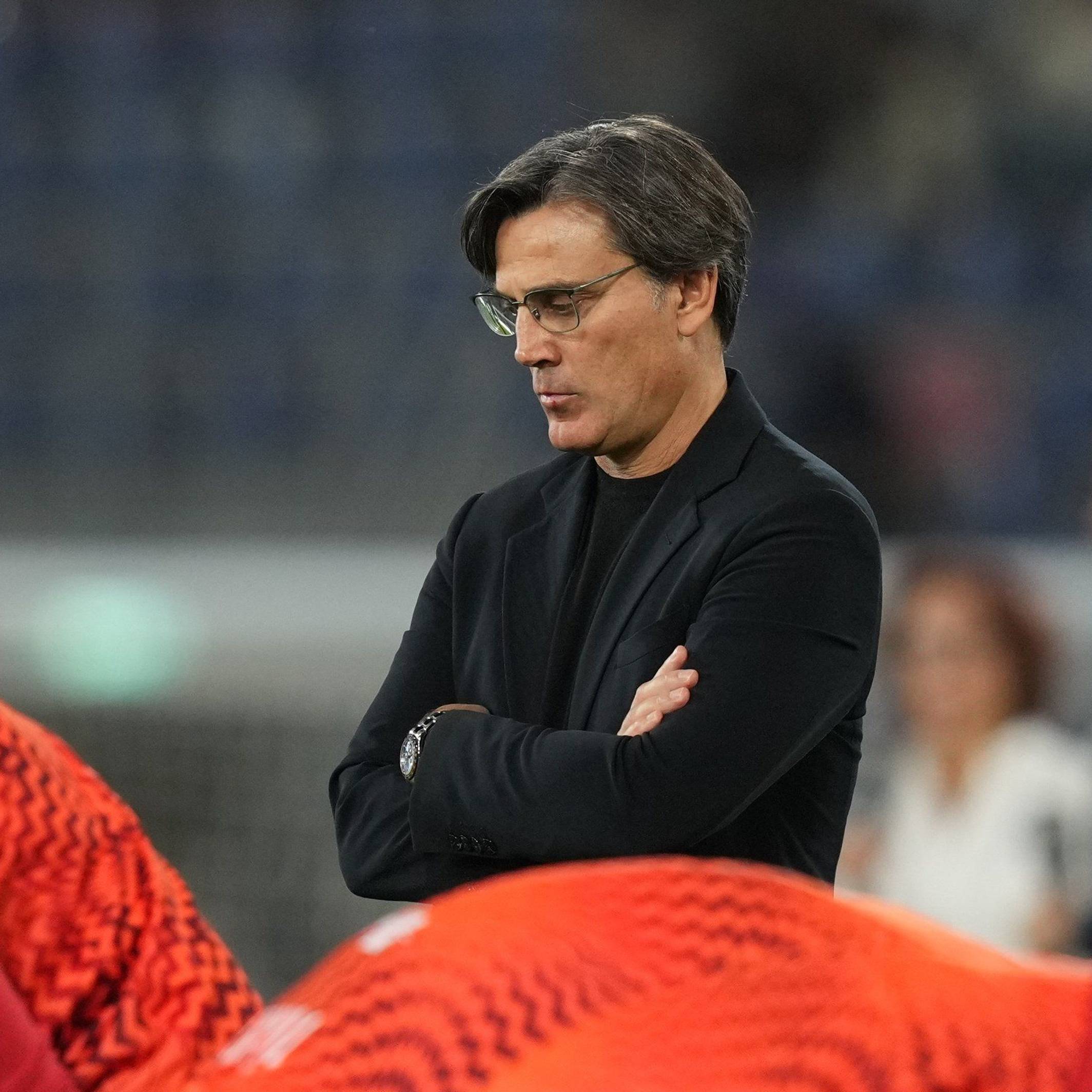 Vincenzo Montella steht mit verschränkten Armen hinter seinen Spielern.
