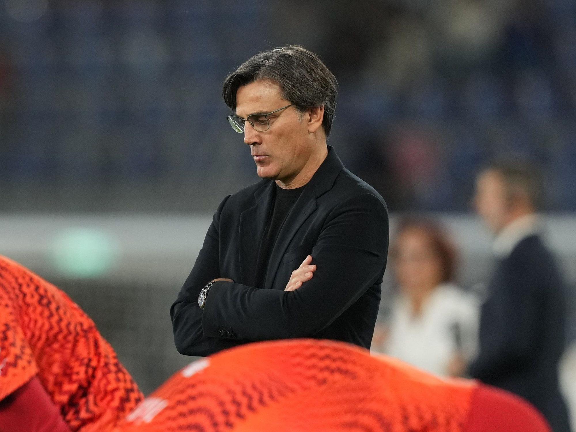 Vincenzo Montella steht mit verschränkten Armen hinter seinen Spielern.