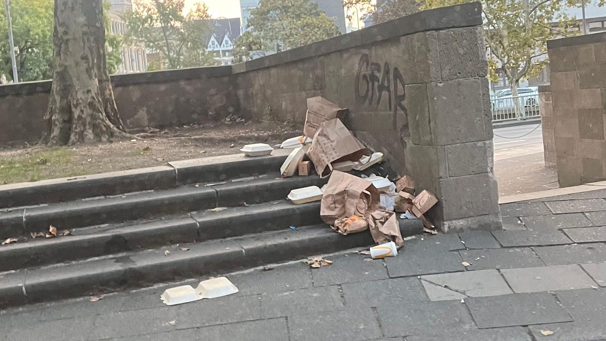 Auch in diesem Bereich liegt Müll von „Nhas City Chicken“.
