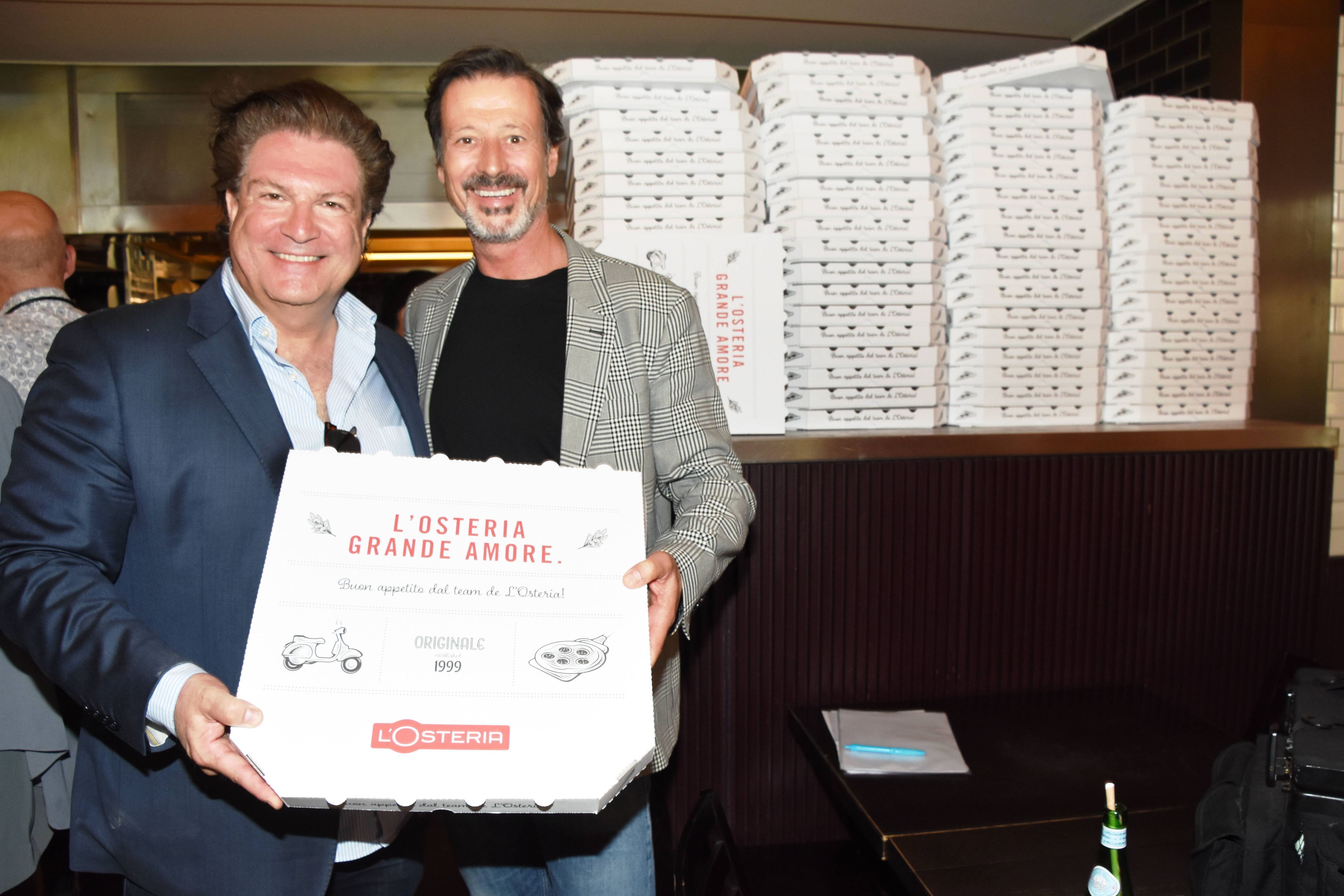 Das Archivbild zeigt den Mit-Gründer der Restaurant-Marke L’Osteria, Klaus Rader (†), 2022 neben Schauspieler Francis Fulton Smith. Rader starb bei einem Unfall.