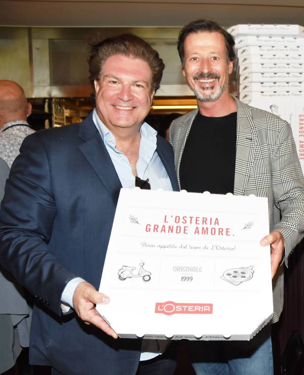 Das Archivbild zeigt den Mit-Gründer der Restaurant-Marke L’Osteria, Klaus Rader (†), 2022 neben Schauspieler Francis Fulton Smith. Rader starb bei einem Unfall.
