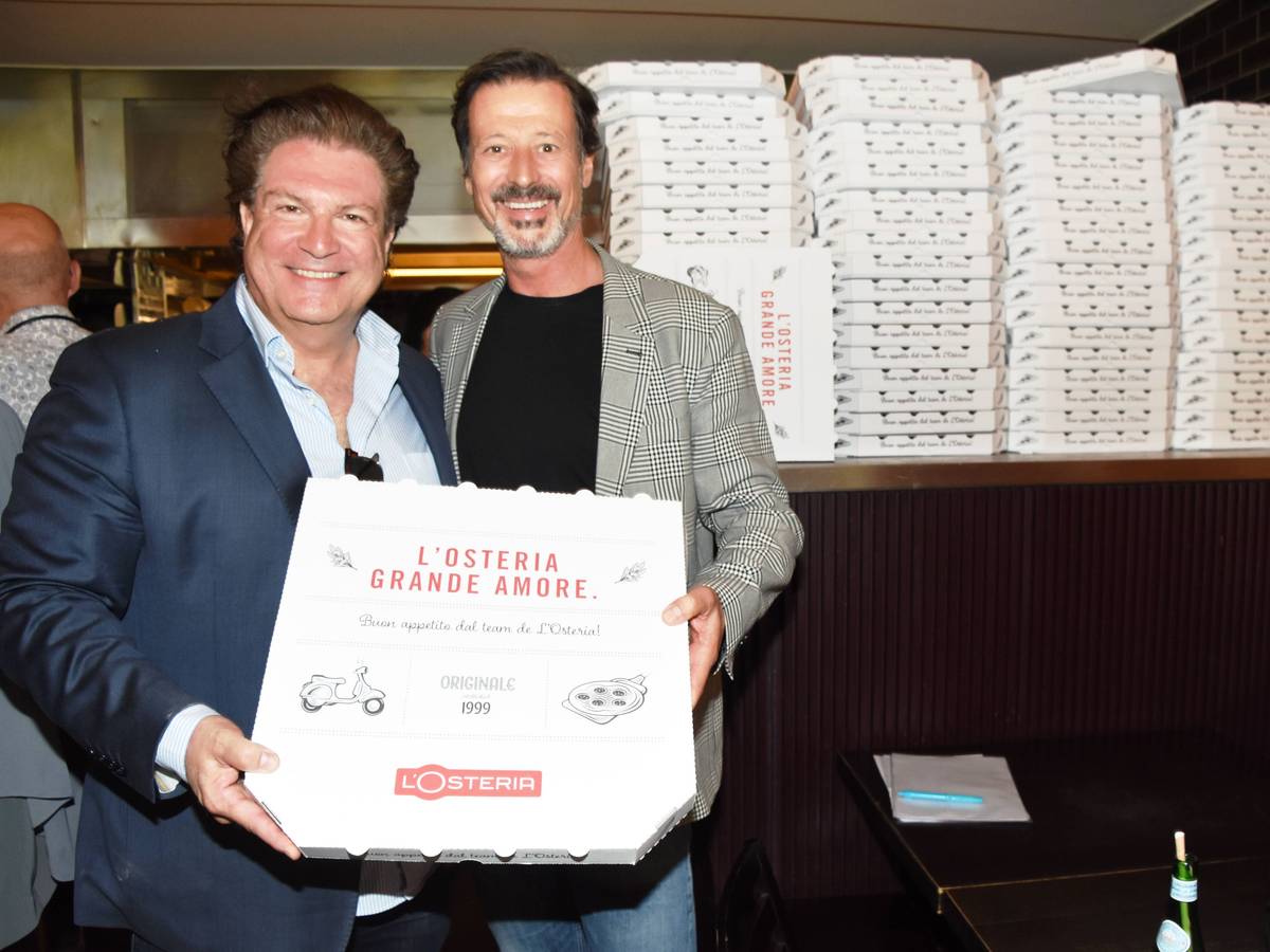 Das Archivbild zeigt den Mit-Gründer der Restaurant-Marke L’Osteria, Klaus Rader (†), 2022 neben Schauspieler Francis Fulton Smith. Rader starb bei einem Unfall.