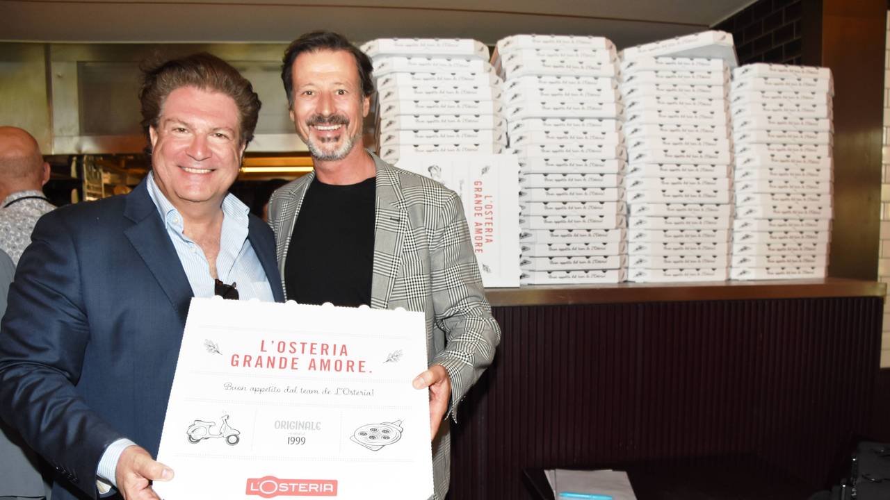 Das Archivbild zeigt den Mit-Gründer der Restaurant-Marke L’Osteria, Klaus Rader (rechts), 2022 neben Schauspieler Francis Fulton Smith. Rader starb bei einem Unfall.