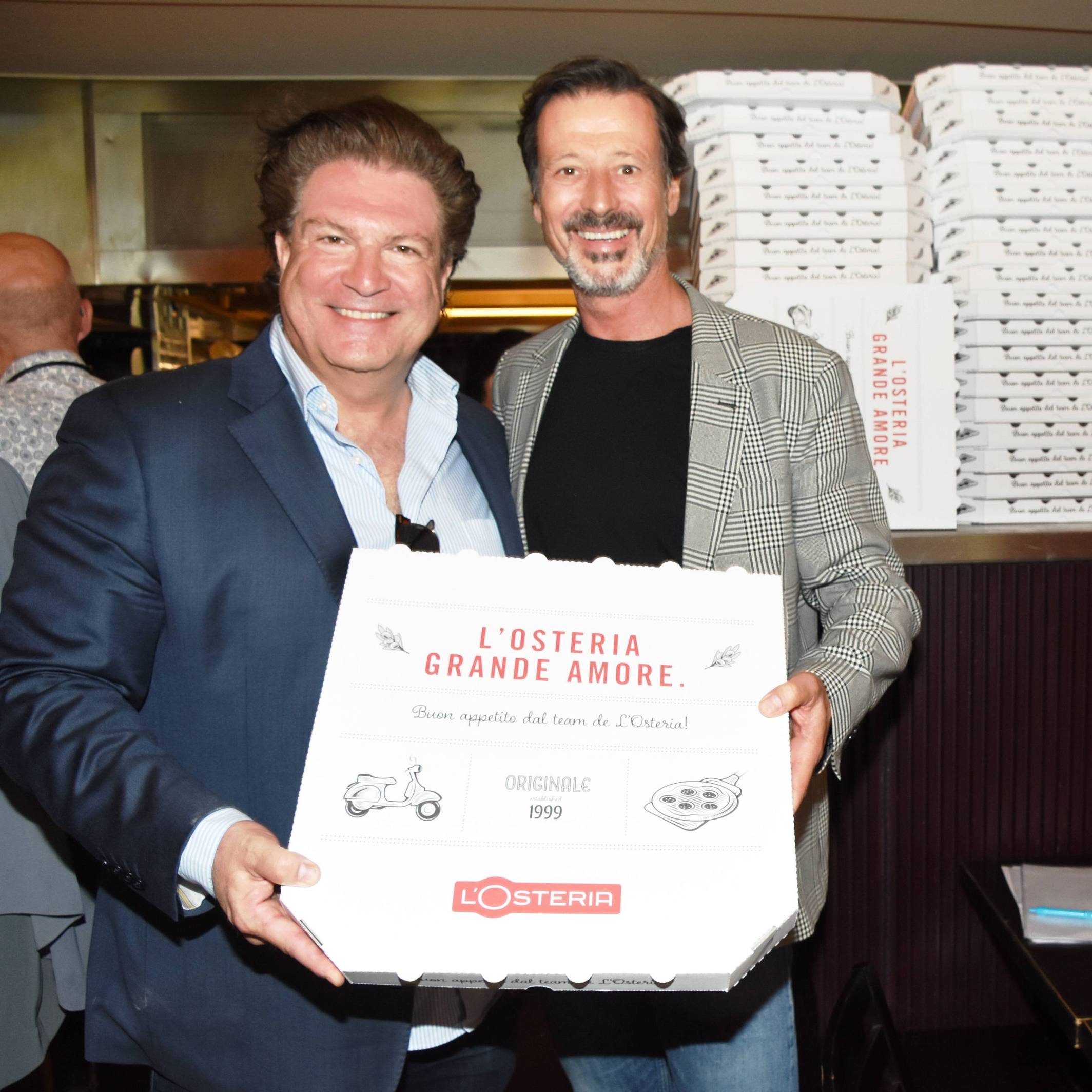 Das Archivbild zeigt den Mit-Gründer der Restaurant-Marke L’Osteria, Klaus Rader (†), 2022 neben Schauspieler Francis Fulton Smith. Rader starb bei einem Unfall.
