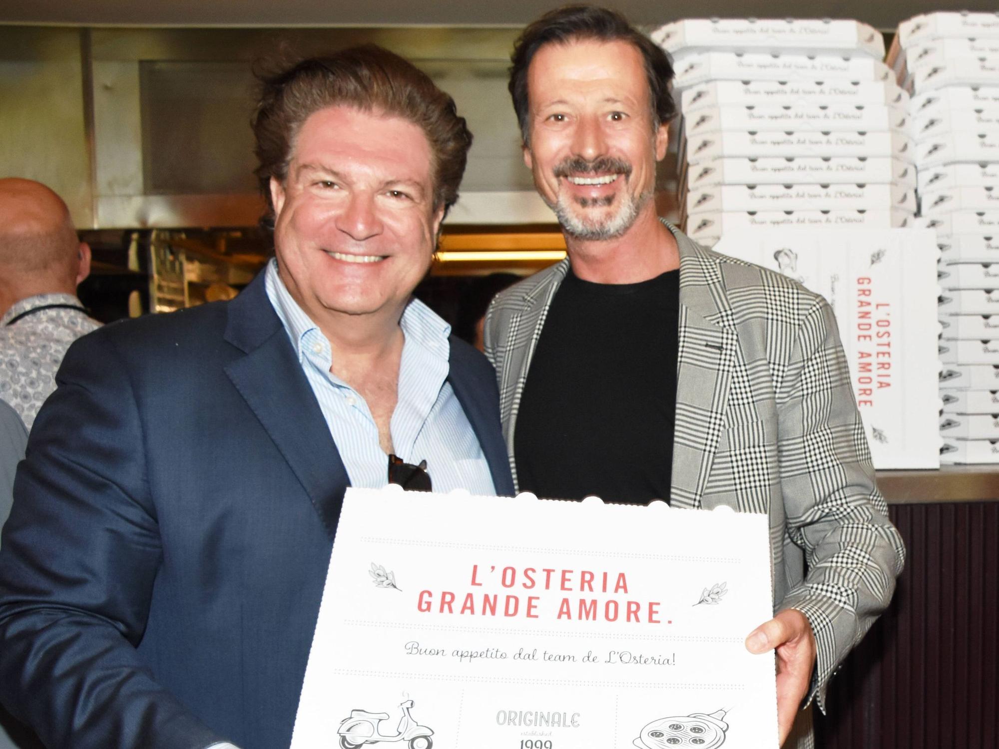 Das Archivbild zeigt den Mit-Gründer der Restaurant-Marke L’Osteria, Klaus Rader (rechts), 2022 neben Schauspieler Francis Fulton Smith. Rader starb bei einem Unfall.