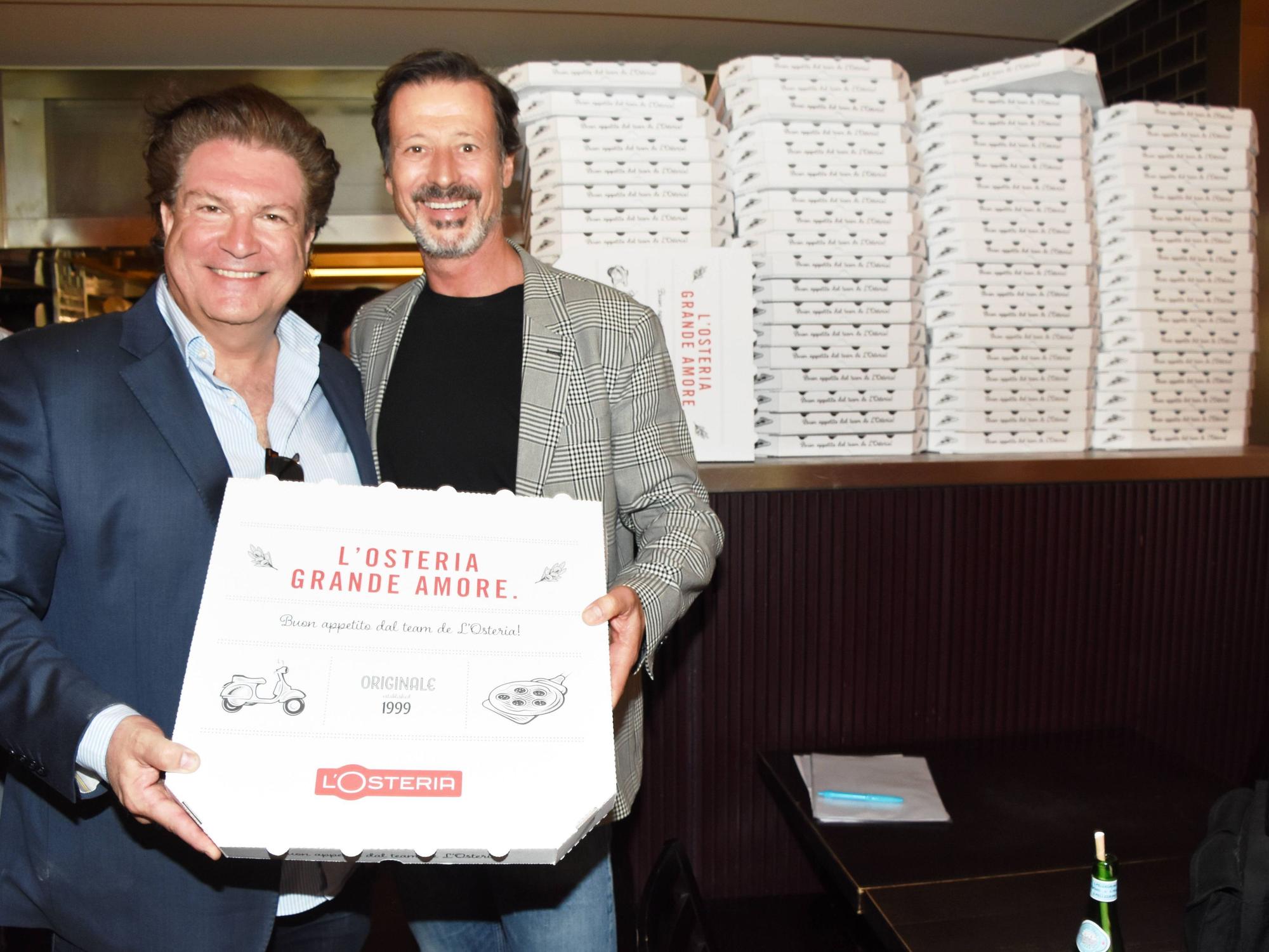 Das Archivbild zeigt den Mit-Gründer der Restaurant-Marke L’Osteria, Klaus Rader (†), 2022 neben Schauspieler Francis Fulton Smith. Rader starb bei einem Unfall.
