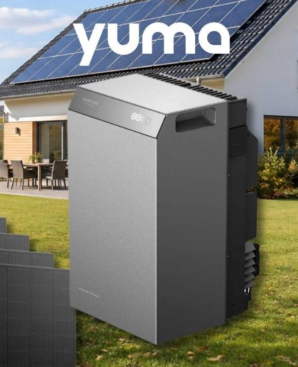 Der EcoFlow STREAM 5000 Batteriespeicher steht auf einer Wiese vor einem Einfamilienhaus mit Solaranlage auf dem Dach, daneben vier schwarze Solarmodule mit der Aufschrift 4x 500 Wp, oben das Yuma-Logo und ein roter Aufkleber mit dem Text Jetzt 100 € Rabatt zur UVP.