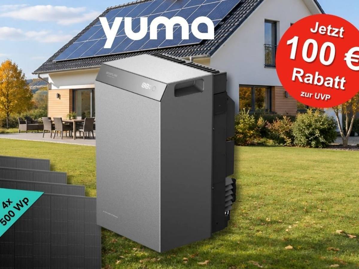 Der EcoFlow STREAM 5000 Batteriespeicher steht auf einer Wiese vor einem Einfamilienhaus mit Solaranlage auf dem Dach, daneben vier schwarze Solarmodule mit der Aufschrift 4x 500 Wp, oben das Yuma-Logo und ein roter Aufkleber mit dem Text Jetzt 100 € Rabatt zur UVP.