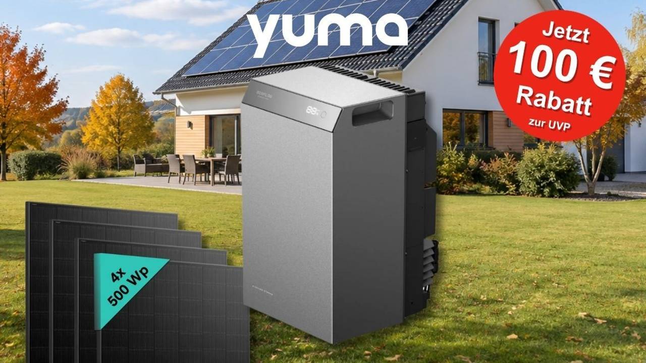 Der EcoFlow STREAM 5000 Batteriespeicher steht auf einer Wiese vor einem Einfamilienhaus mit Solaranlage auf dem Dach, daneben vier schwarze Solarmodule mit der Aufschrift 4x 500 Wp, oben das Yuma-Logo und ein roter Aufkleber mit dem Text Jetzt 100 € Rabatt zur UVP.