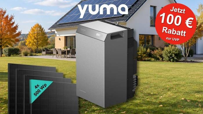 Der EcoFlow STREAM 5000 Batteriespeicher steht auf einer Wiese vor einem Einfamilienhaus mit Solaranlage auf dem Dach, daneben vier schwarze Solarmodule mit der Aufschrift 4x 500 Wp, oben das Yuma-Logo und ein roter Aufkleber mit dem Text Jetzt 100 € Rabatt zur UVP.