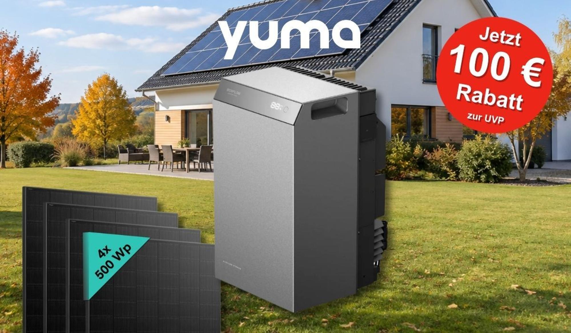 Der EcoFlow STREAM 5000 Batteriespeicher steht auf einer Wiese vor einem Einfamilienhaus mit Solaranlage auf dem Dach, daneben vier schwarze Solarmodule mit der Aufschrift 4x 500 Wp, oben das Yuma-Logo und ein roter Aufkleber mit dem Text Jetzt 100 € Rabatt zur UVP.