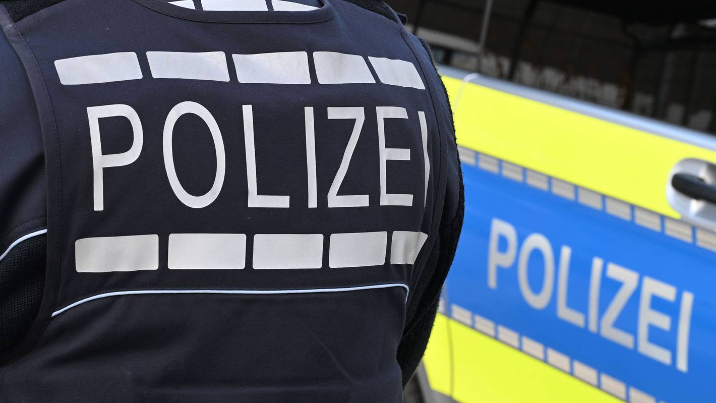 Die Polizei fand im Zimmer eines 16-Jährigen Waffen, Feuerwerk und einen gestohlenen E-Scooter. (Symbolfoto)