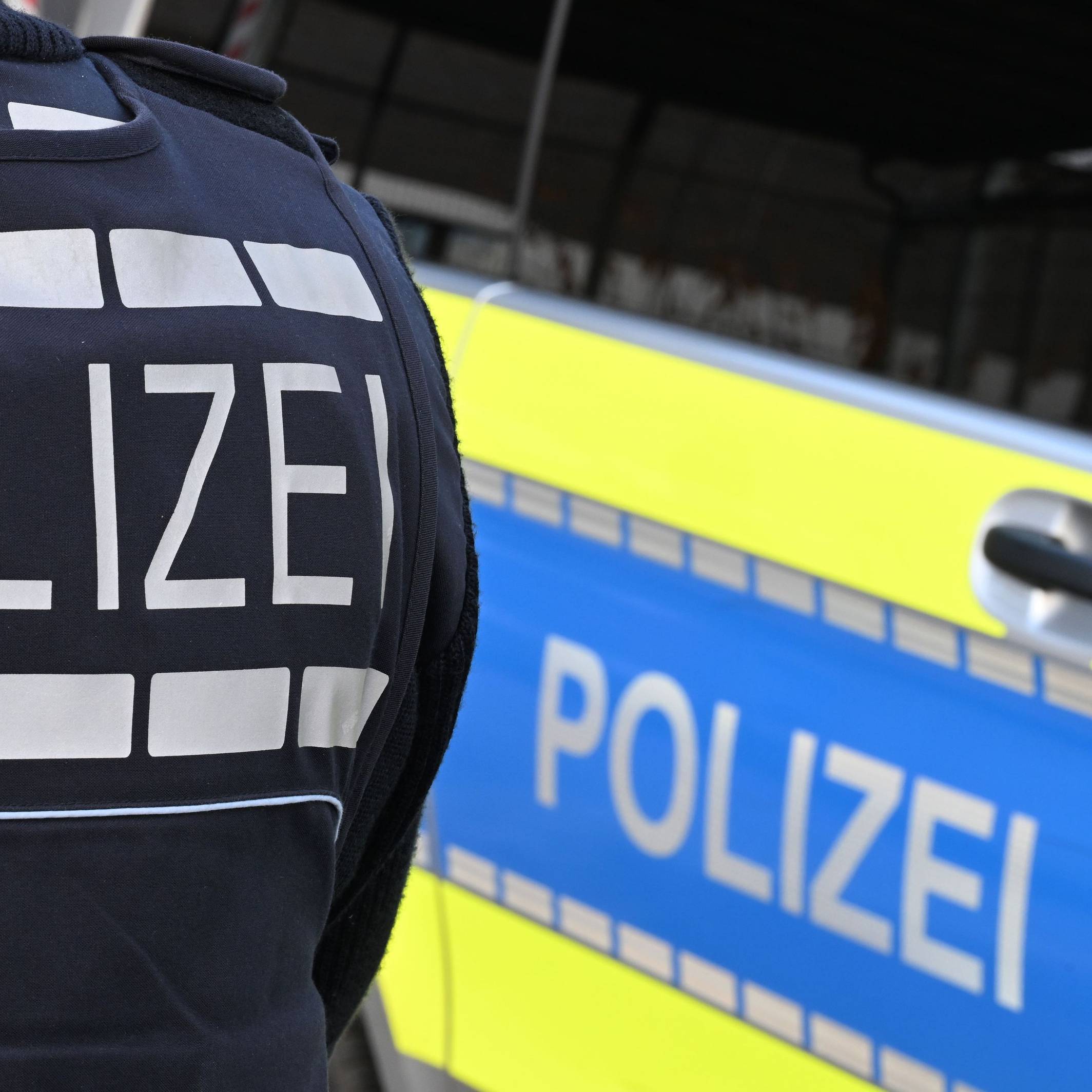Die Polizei fand im Zimmer eines 16-Jährigen Waffen, Feuerwerk und einen gestohlenen E-Scooter. (Symbolfoto)