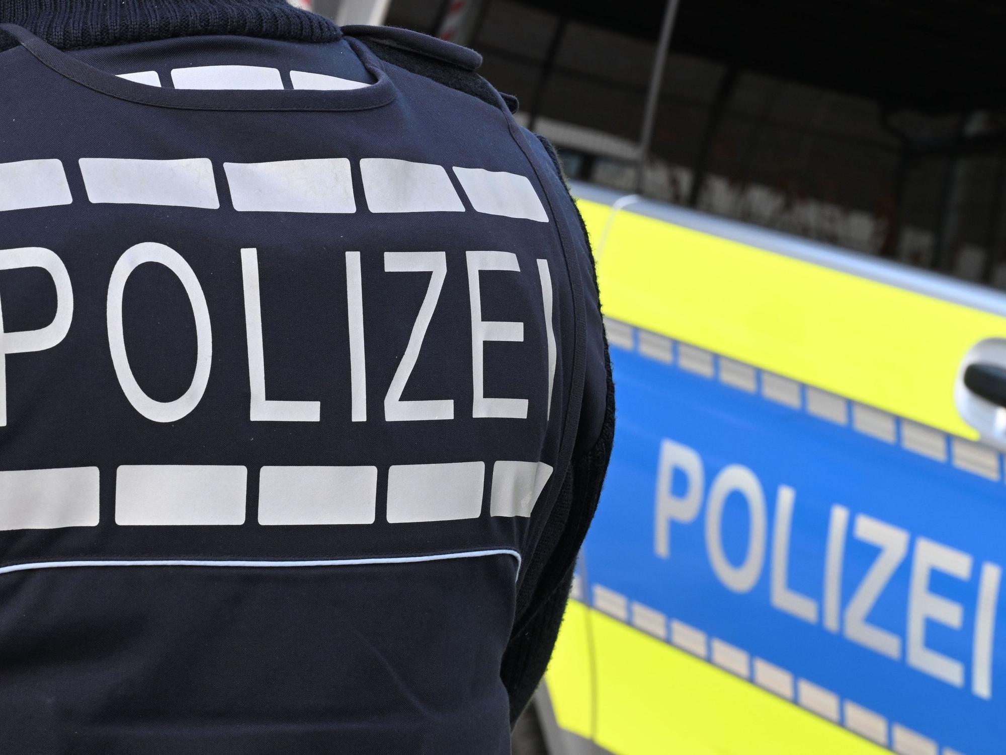 Die Polizei fand im Zimmer eines 16-Jährigen Waffen, Feuerwerk und einen gestohlenen E-Scooter. (Symbolfoto)
