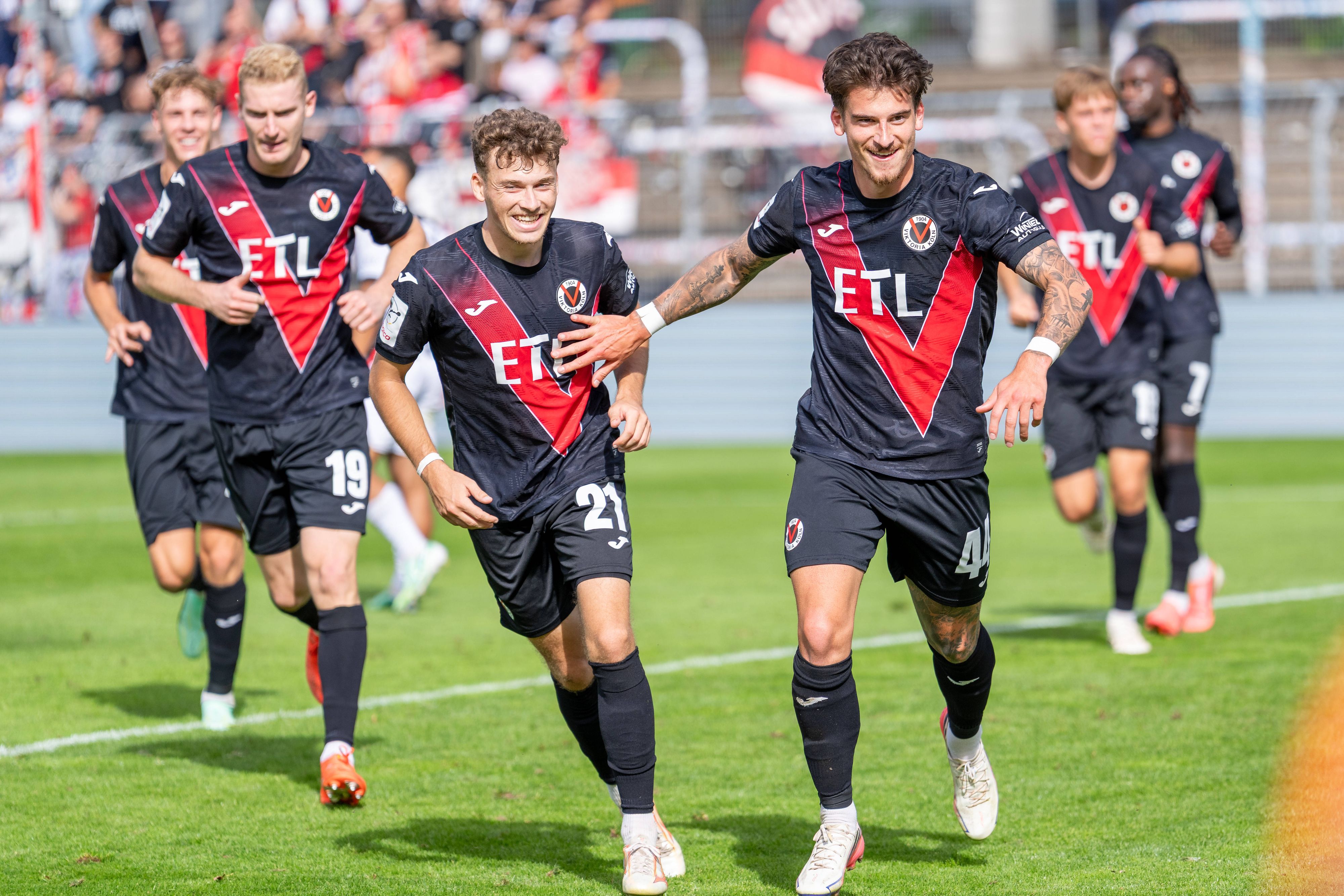 Torschütze Niklas Castelle (r.) von Viktoria Köln jubelt mit seinen Teamkollegen.