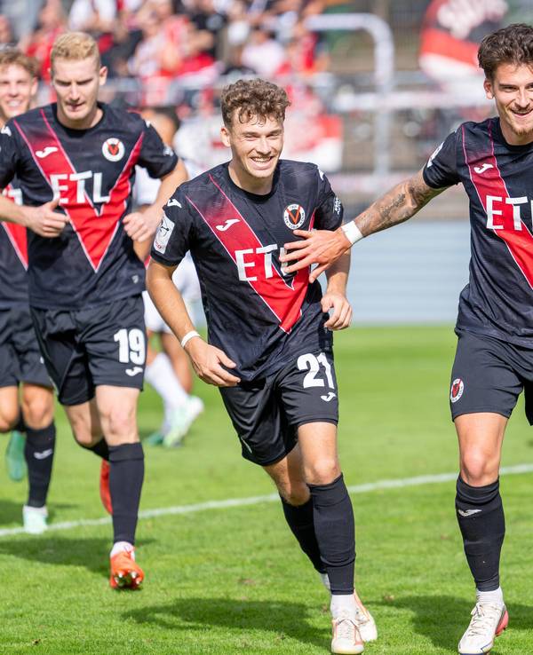 Torschütze Niklas Castelle (r.) von Viktoria Köln jubelt mit seinen Teamkollegen.