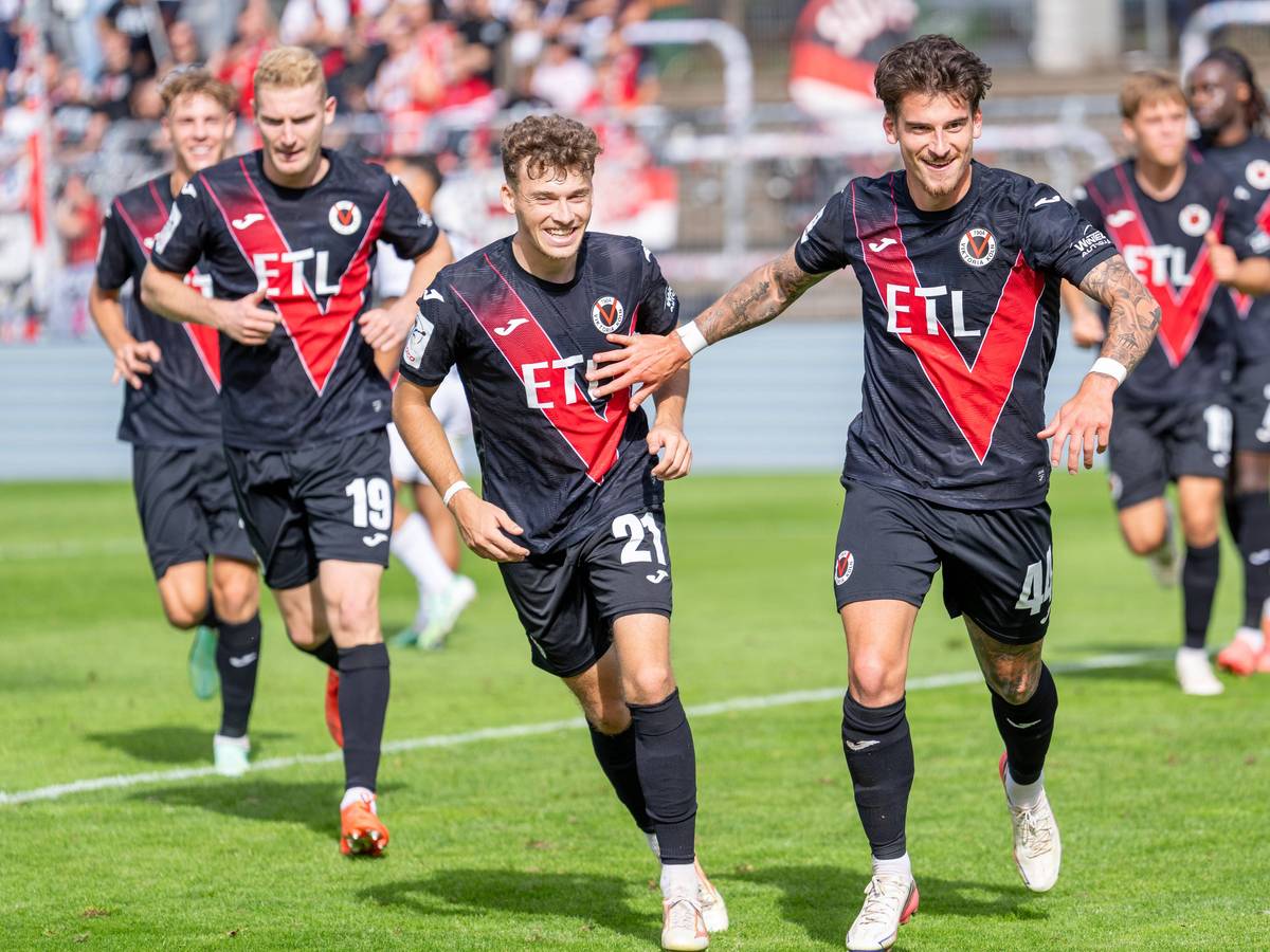 Torschütze Niklas Castelle (r.) von Viktoria Köln jubelt mit seinen Teamkollegen.