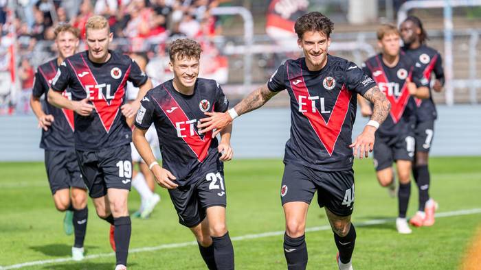 Torschütze Niklas Castelle (r.) von Viktoria Köln jubelt mit seinen Teamkollegen.