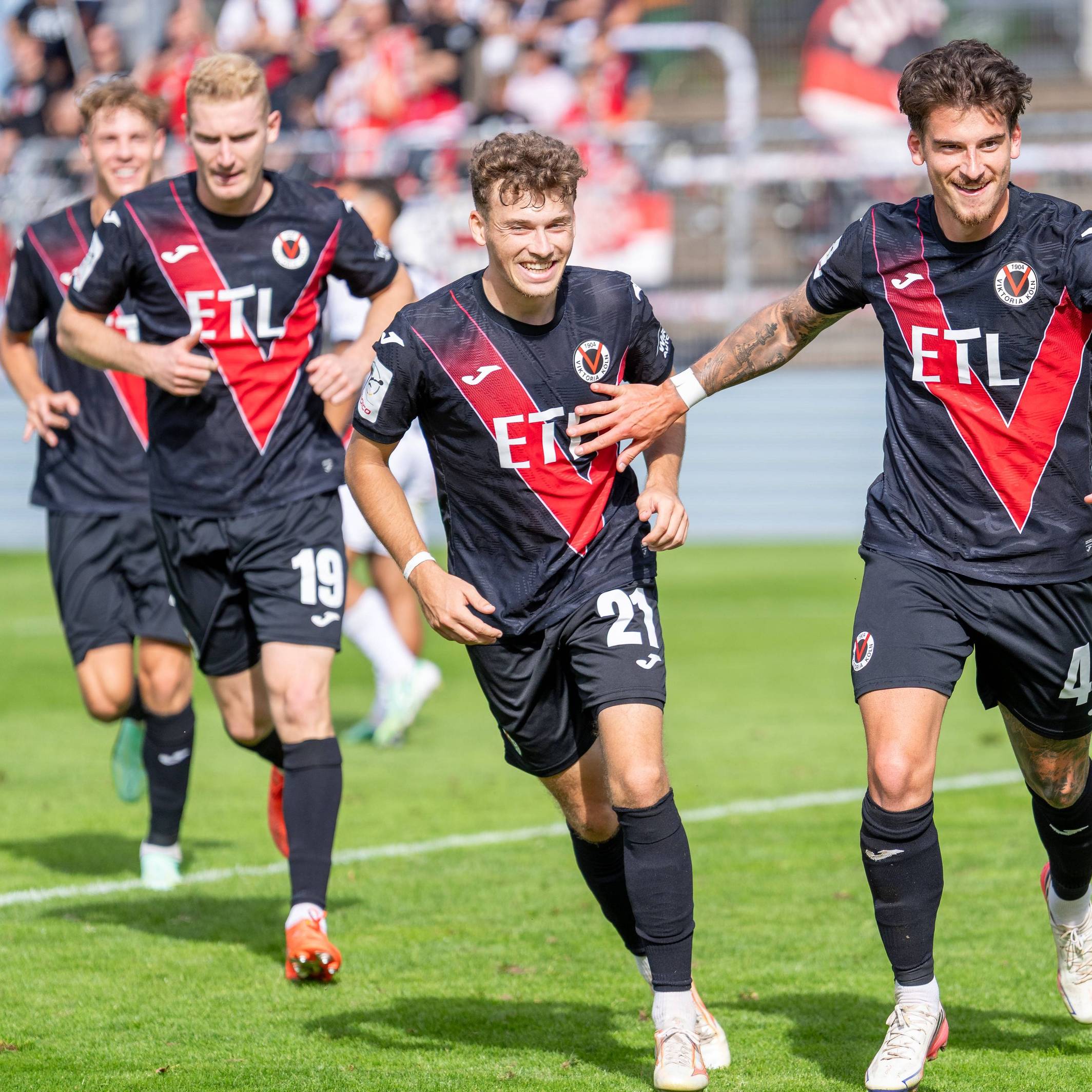Torschütze Niklas Castelle (r.) von Viktoria Köln jubelt mit seinen Teamkollegen.