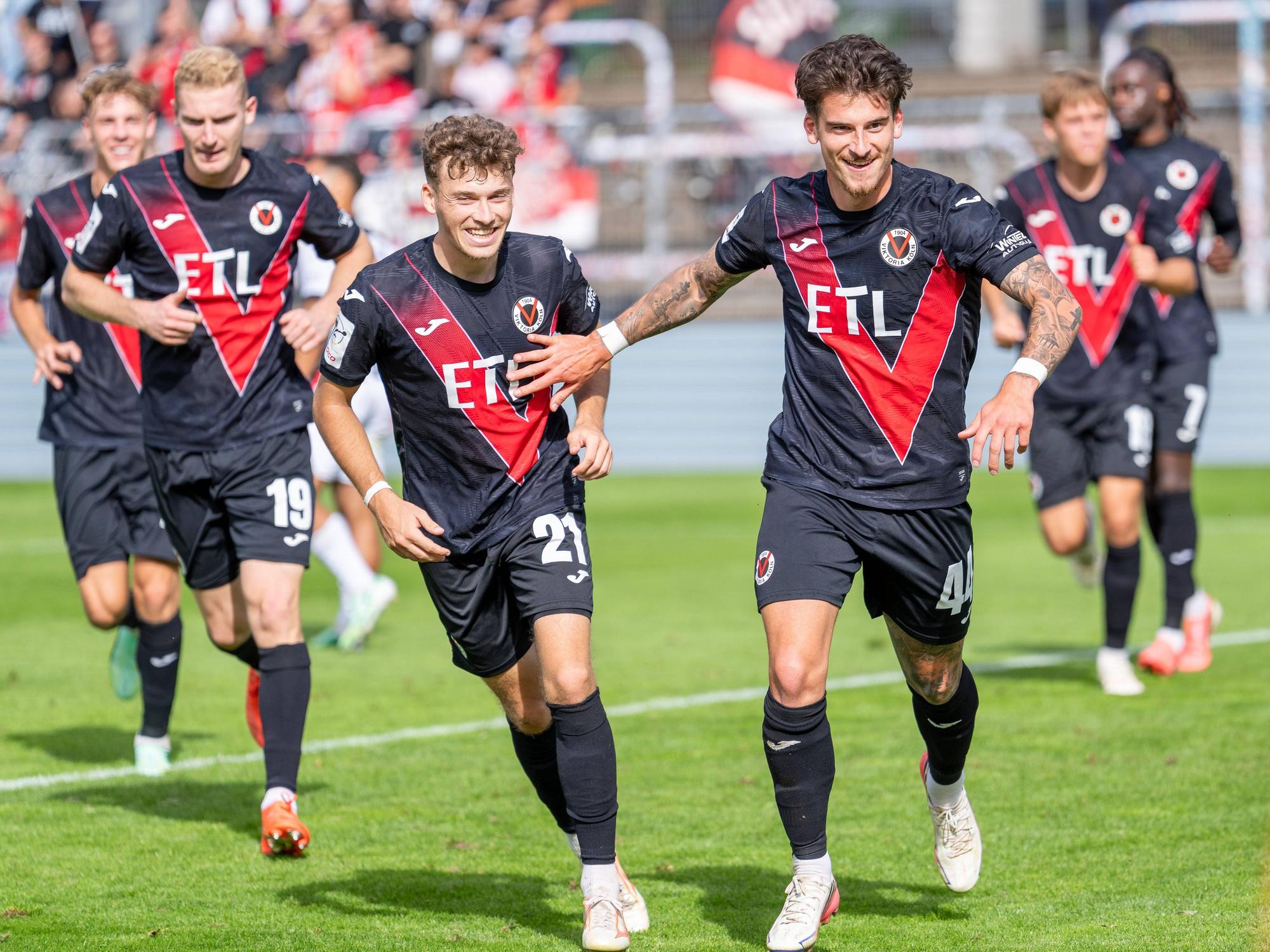 Torschütze Niklas Castelle (r.) von Viktoria Köln jubelt mit seinen Teamkollegen.