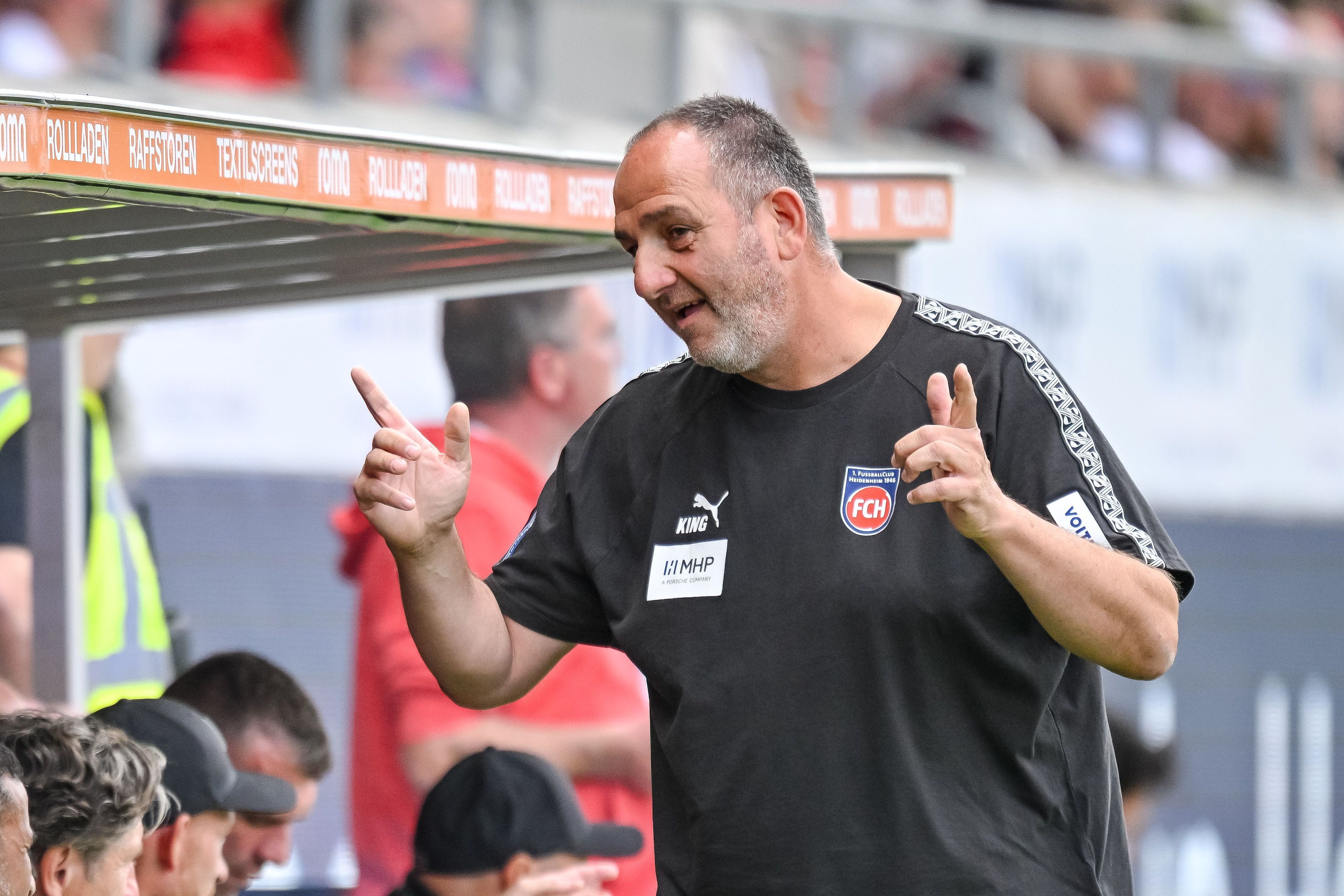 Frank Schmidt dreht sich um zu seiner Bank.