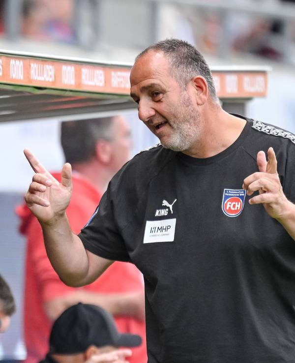 Frank Schmidt dreht sich um zu seiner Bank.
