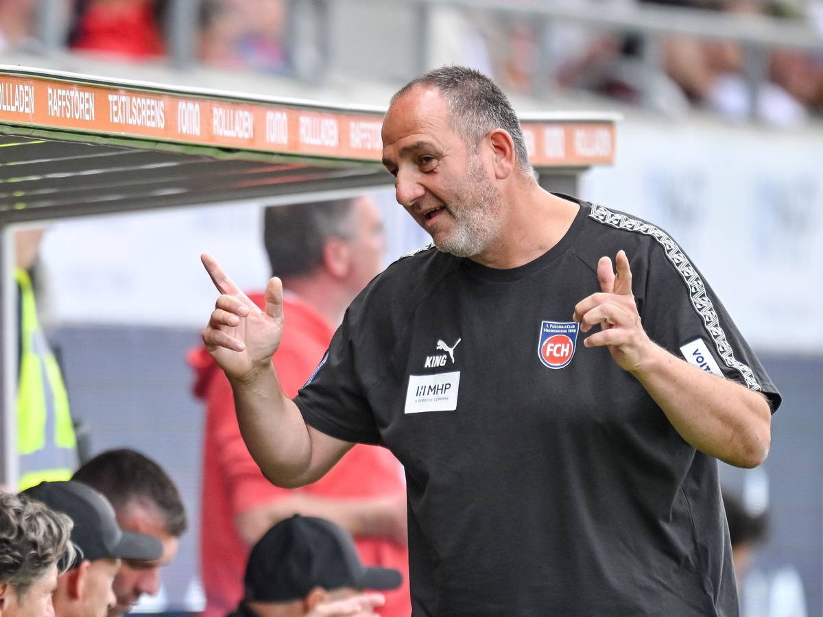Frank Schmidt dreht sich um zu seiner Bank.