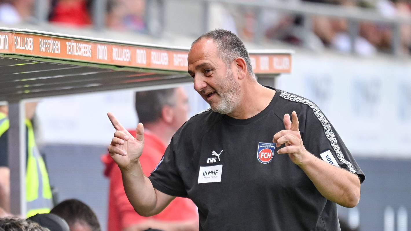 Frank Schmidt dreht sich um zu seiner Bank.