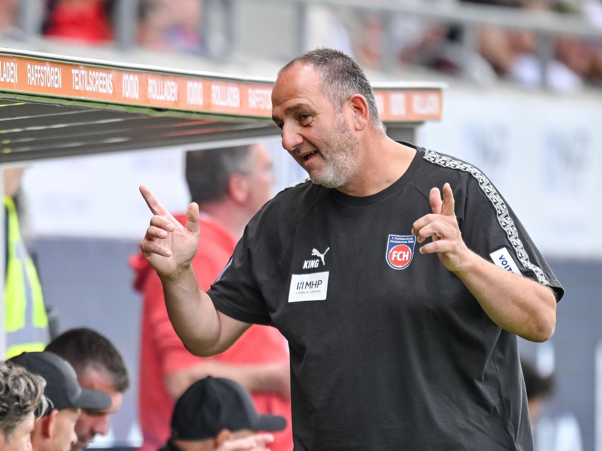 Frank Schmidt dreht sich um zu seiner Bank.
